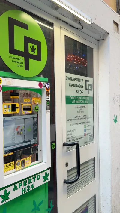 La vetrina di Canaponte in Corso Cavour, con il logo verde e il distributore aperto H24