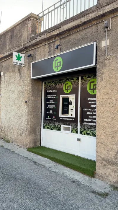 Il punto vendita Canaponte di Elce, con l'insegna nera e il distributore automatico
